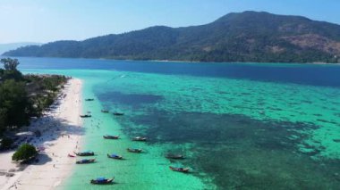 Turkuaz mavi deniz Tayland plajı kayalık adası. İHA 'yı getirin. Yüksek kalite 4k görüntü