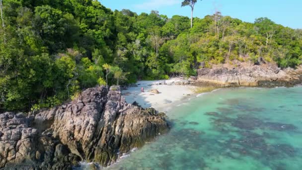 Rochas Solitárias Praia Ilha Areia Tailândia Incline Drone Imagens Alta — Vídeo de Stock