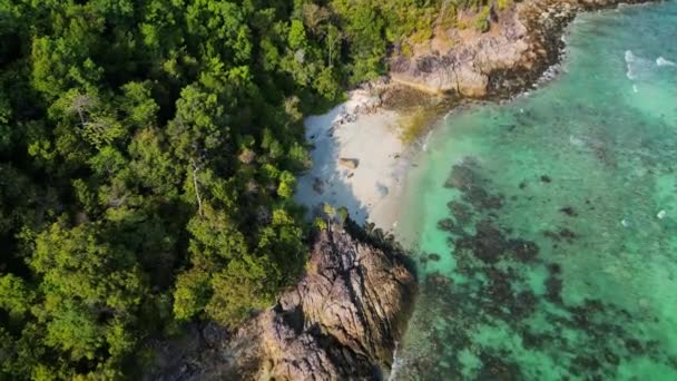 Rochas Solitárias Praia Ilha Areia Tailândia Drone Filmou Cima Imagens — Vídeo de Stock