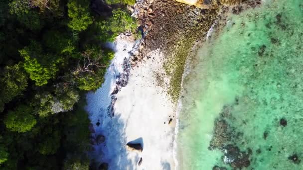 Skalní Osamělá Písečná Pláž Thajsku Rotace Pravého Drona Vysoce Kvalitní — Stock video