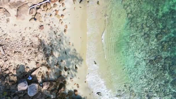 Klart Vatten Stenig Sandstrand Thai Island Vertikala Fåglar Ögonvy Drönare — Stockvideo