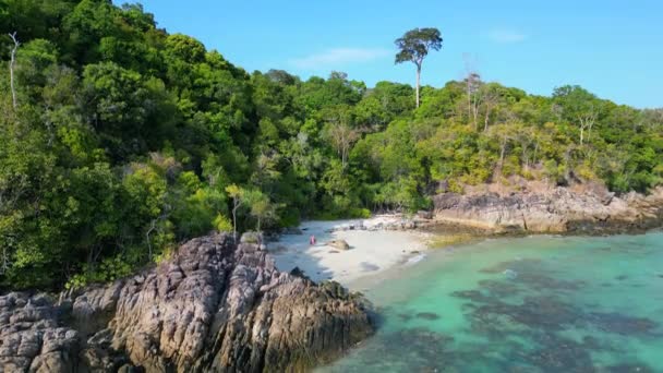 Skały Samotny Piaszczysta Plaża Wyspa Tajlandii Zstępujący Dron Wysokiej Jakości — Wideo stockowe