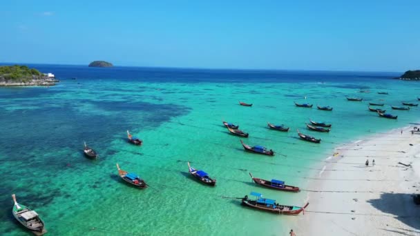 Turkusowe Błękitne Morze Tajskie Plaża Skalista Wyspa Zstępujący Dron Wysokiej — Wideo stockowe
