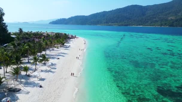 Tyrkysově Modrý Moře Thai Pláž Skalnatý Ostrov Klesající Dron Vysoce — Stock video