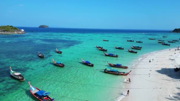 Turkoois Blauwe Zee Thais Strand Rotsachtig Eiland Vlieg Achteruit Drone — Stockvideo