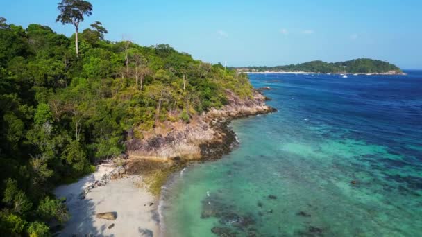 Rochas Solitárias Praia Ilha Areia Tailândia Drone Descendente Imagens Alta — Vídeo de Stock