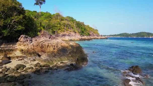 Skalní Osamělá Písečná Pláž Thajsku Přeletový Letoun Vysoce Kvalitní Záběry — Stock video