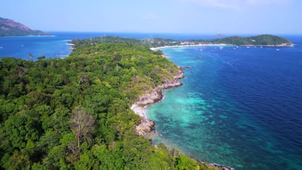 Agua Clara Playa Arena Rocosa Tailandesa Isla Amplio Dron Visión — Vídeo de stock