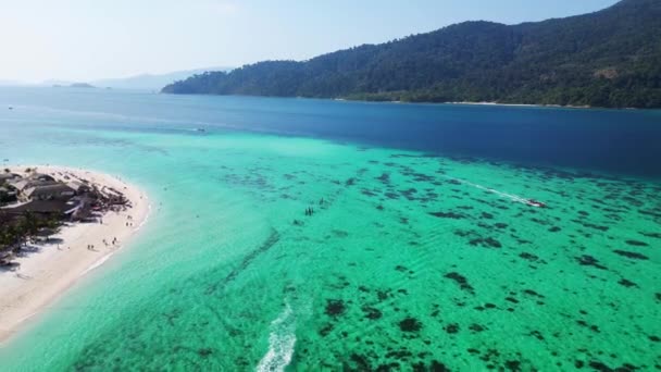 Τιρκουάζ Μπλε Θάλασσα Ταϊλανδέζικο Βραχώδες Νησί Πτήση Πάνω Από Επανδρωμένο — Αρχείο Βίντεο
