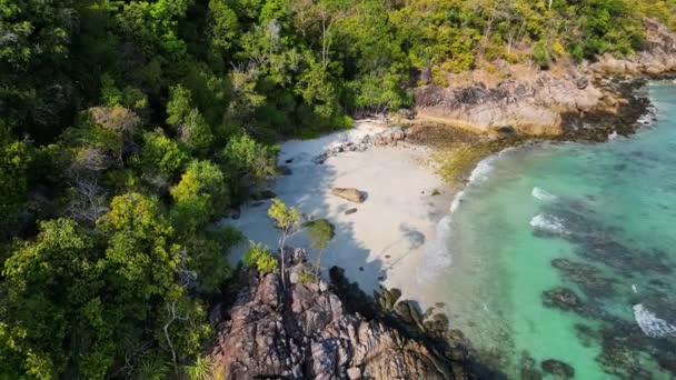 Rochas Solitárias Praia Ilha Areia Tailândia Voar Drone Reverso Imagens — Vídeo de Stock