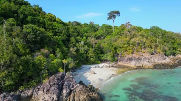 Rochas Solitárias Praia Ilha Areia Tailândia Drone Ascendente Imagens Alta — Vídeo de Stock