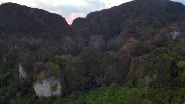 Atemberaubender Sonnenuntergang Mit Leuchtenden Farben Bergigem Gelände Sinkende Drohne — Stockvideo