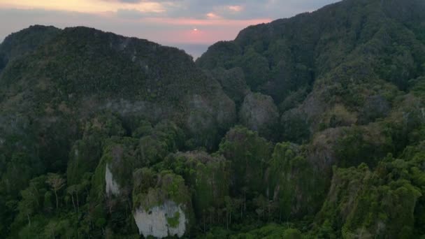 Engebeli Dağların Üzerinde Görkemli Günbatımı Panorama Insansız Hava Aracı — Stok video