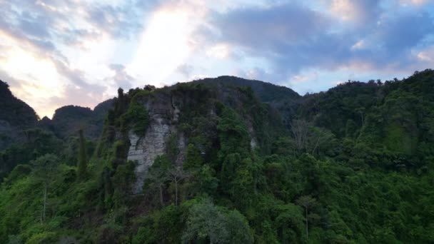 Majestätischer Sonnenuntergang Über Schroffen Berggipfeln Überflugdrohne — Stockvideo