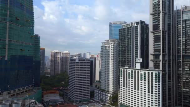 Rascacielos Ciudad Moderna Kuala Lumpur Malaysia Volar Dron Inverso Imágenes — Vídeos de Stock