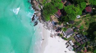 Turkuaz su dalgaları adasındaki Long Beach. dikey kuşların görüş dronu. Yüksek kalite 4k görüntü