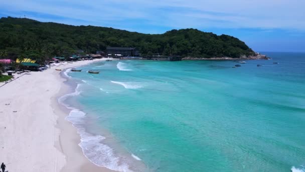 Lunga Spiaggia Acque Turchesi Onde Isola Panoramica Panoramica Drone Filmati — Video Stock