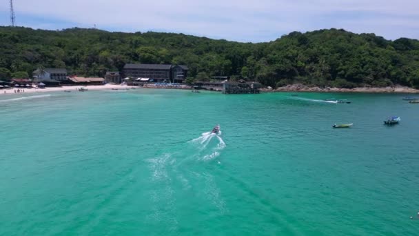 Lunga Spiaggia Acque Turchesi Onde Isola Drone Inverso Del Volo — Video Stock