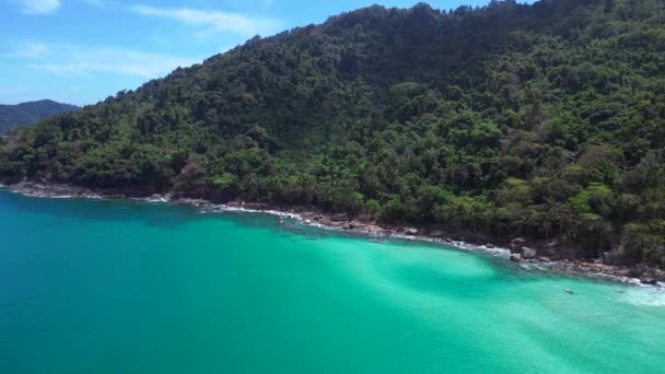 Longue Plage Dans Île Vagues Eau Turquoise Panorama Orbite Drone — Video