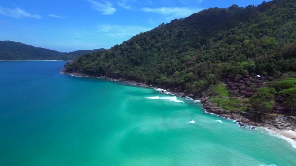 Larga Playa Isla Olas Agua Turquesa Dolly Right Drone Imágenes — Vídeo de stock