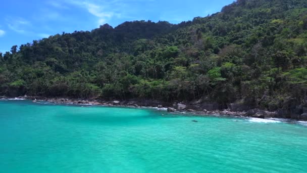 Larga Playa Isla Olas Agua Turquesa Dolly Dejó Dron Imágenes — Vídeo de stock
