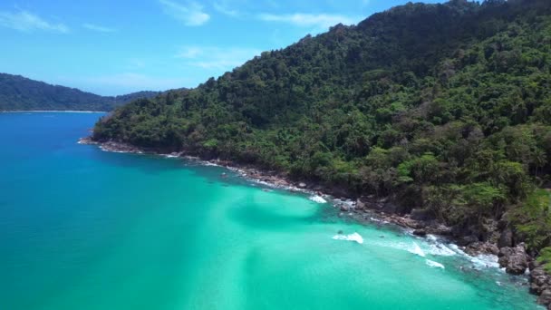Larga Playa Isla Olas Agua Turquesa Vuele Dron Inverso Imágenes — Vídeo de stock