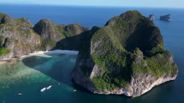 Båtar Maya Bay Paradise Strand Kalksten Kulle Panorama Översikt Drönare — Stockvideo