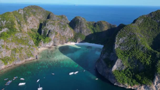 Łodzie Maya Bay Paradise Plaża Wapienne Wzgórze Panorama Drona Przegląd — Wideo stockowe