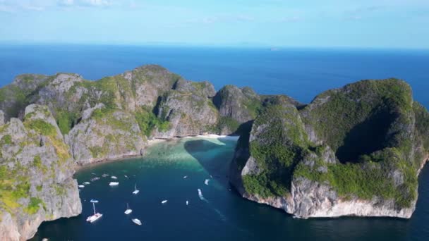 Hajók Maya Bay Paradise Strand Mészkő Domb Panoráma Áttekintése Drón — Stock videók