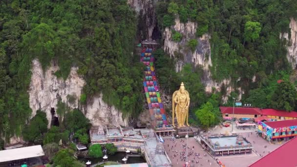 Σκάλες Batu Σπηλιά Γίγαντας Χρυσό Άγαλμα Του Βούδα Ράμπα Ταχύτητα — Αρχείο Βίντεο