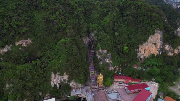 Treppen Batu Höhle Riesige Goldene Buddha Statue Geschwindigkeit Rampe Hyperlapse — Stockvideo