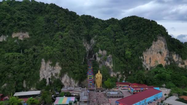 Σκάλες Batu Σπηλιά Γίγαντας Χρυσό Άγαλμα Του Βούδα Ράμπα Ταχύτητα — Αρχείο Βίντεο