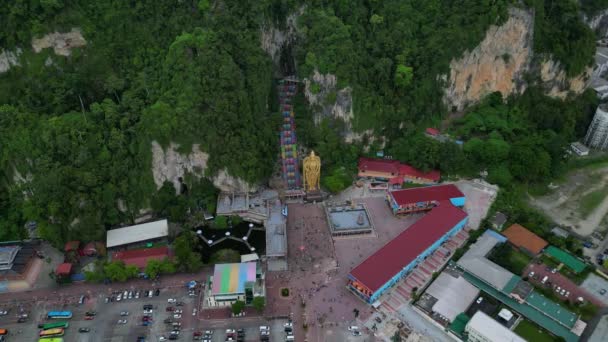 Trap Batu Grot Gigantische Gouden Boeddha Standbeeld Drone Camera Naar — Stockvideo