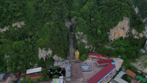 Treppe Batu Höhle Riesige Goldene Buddha Statue Neigen Drohne Hochwertiges — Stockvideo