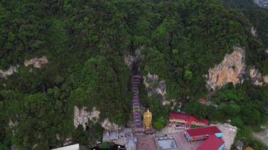 Batu mağarasının merdivenleri dev Buda heykeli geniş yörüngedeki insansız hava aracı. Yüksek kalite 4k görüntü