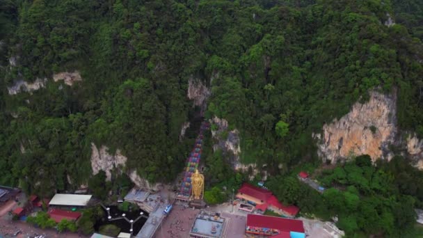 Treppen Batu Höhle Riesige Goldene Buddha Statue Weite Umlaufbahn Überblick — Stockvideo