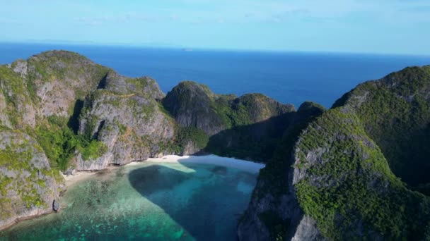 Lodě Maya Bay Paradise Pláž Vápencový Kopec Panorama Orbit Drone — Stock video