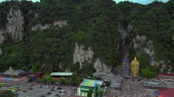Σκάλες Batu Σπηλιά Γίγαντας Χρυσό Άγαλμα Του Βούδα Περιστροφή Προς — Αρχείο Βίντεο
