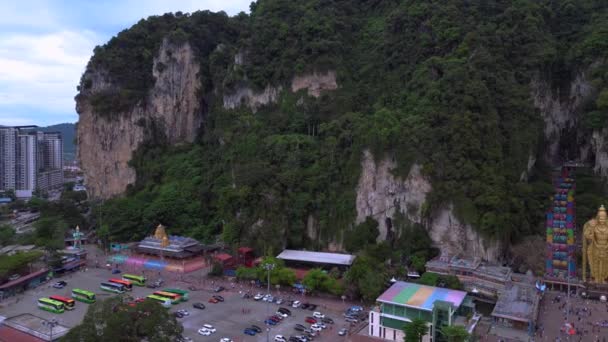 Batu Jeskyně Obří Zlatý Buddha Socha Rotace Pravé Drone Vysoce — Stock video