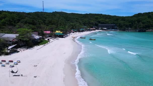 Larga Playa Isla Olas Agua Turquesa Sobrevuelo Sobrevuelo Drone Imágenes — Vídeo de stock