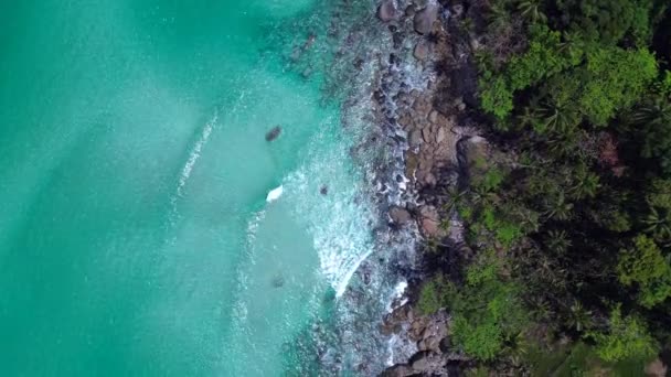 Lunga Spiaggia Acque Turchesi Onde Isola Drone Verticale Vista Uccelli — Video Stock
