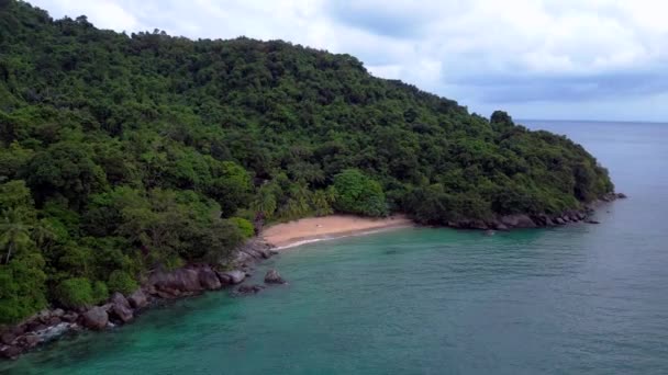 未知の夢の島ビーチベイパラダイス フライリバースドローン 高品質の4K映像 — ストック動画