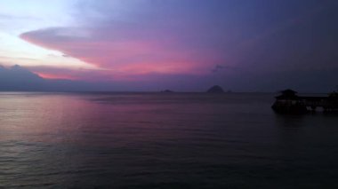 Perhentien Adası plaj günbatımı bulutları deniz. Hız rampası hiperlapse hareket hızı zaman aşımı. Yüksek kalite 4k görüntü