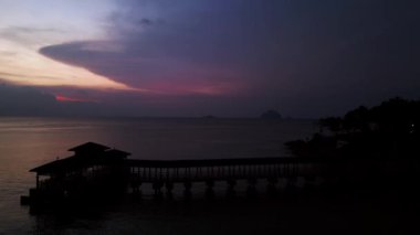 Perhentien Adası plaj günbatımı bulutları deniz. Geri geri uçun. Yüksek kalite 4k görüntü