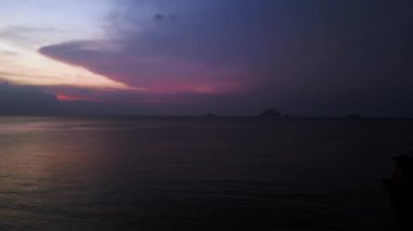 Perhentien Adası plaj günbatımı bulutları deniz. Panorama insansız hava aracı. Yüksek kalite 4k görüntü