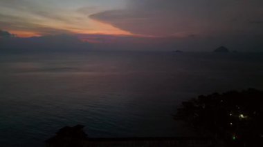 Perhentien Adası plaj günbatımı bulutları deniz. İHA iniyor. Yüksek kalite 4k görüntü