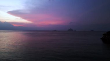 Perhentien Adası plaj günbatımı bulutları deniz. Üstten kumandalı hava aracı. Yüksek kalite 4k görüntü
