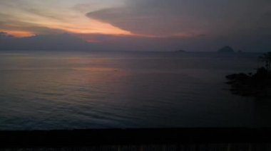 Perhentien Adası plaj günbatımı bulutları deniz. İHA iniyor. Yüksek kalite 4k görüntü