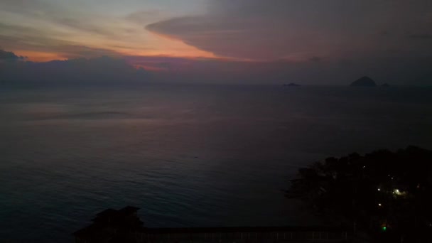 Isla Perhentien Playa Puesta Del Sol Nubes Mar Dron Descendente — Vídeo de stock
