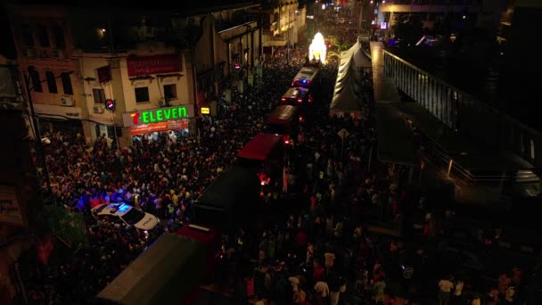 Thaipusam Δρόμους Φεστιβάλ Βράδυ Πόλη Πανόραμα Επισκόπηση Drone Υψηλής Ποιότητας — Αρχείο Βίντεο